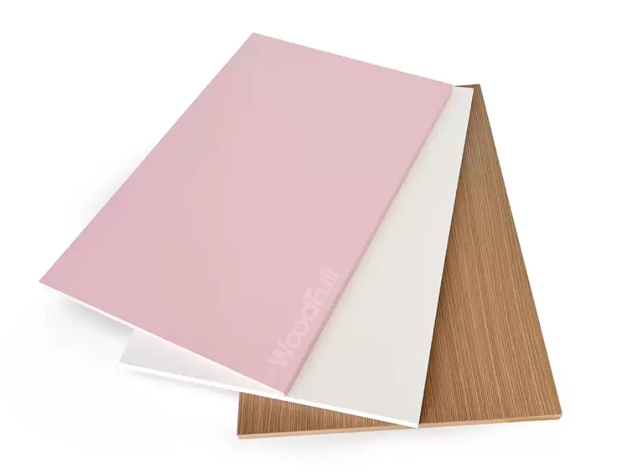 M&ouml;belplatten aus dunkler Eiche im Vergleich zu herk&ouml;mmlichen Holzplatten: Welches Material bietet langfristig einen besseren Wert?